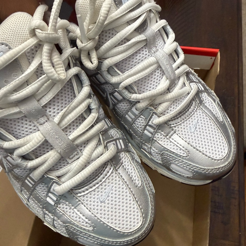 Nike Women’s Silver/White Mesh Running Sneakers - Picture 7 of 8